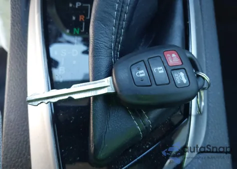 2019 Toyota Corolla Le z USA, uszkodzony, nr VIN 2T1BURHE0KC216988